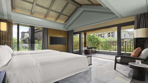 Hochwertige Bettwaren, Daunenbettdecken, Zimmersafe, Schreibtisch