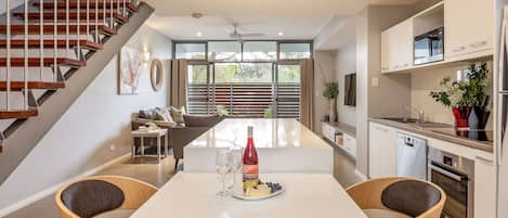 Refrigerador, microondas, horno y parrilla de estufa