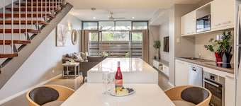 Dunnbay Deluxe Apartment: Central & Spacious Luxury, Full Linen,150m From Beach!