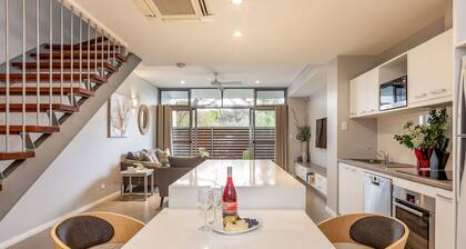 Dunnbay Deluxe Apartment: Central & Spacious Luxury, Full Linen,150m From Beach!