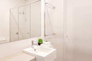 Douche, séchoir à cheveux, serviettes fournies, savon