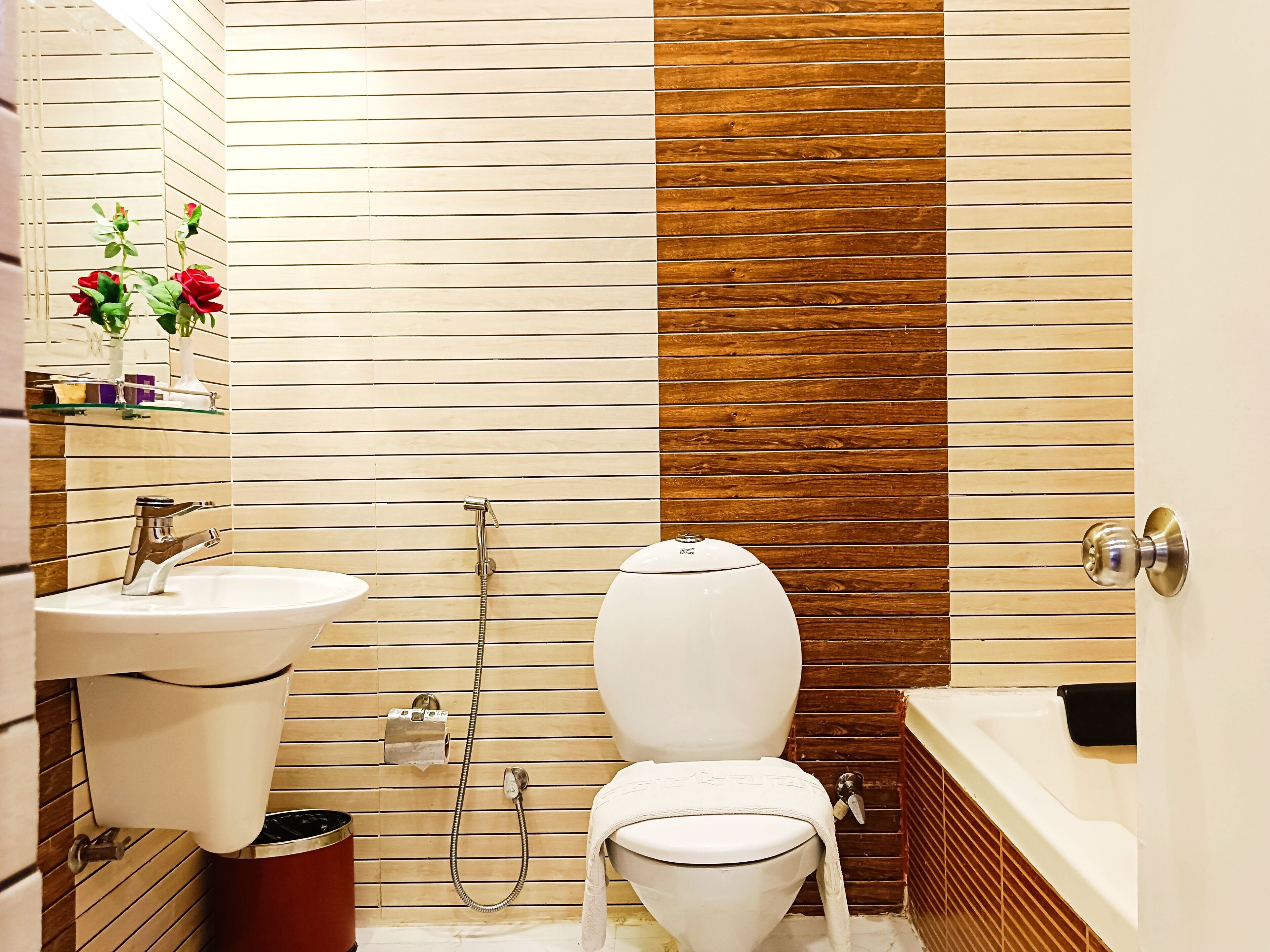 Une salle de bain moderne équipée de toilettes, d’un lavabo et d’une douche.