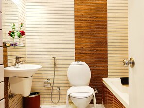 Attic Room with Bathtub | Bathroom - Mount Conifer Suites & Spa (Darjeeling)