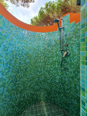 Douche, sèche-cheveux, bidet, serviettes fournies