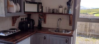 Cosy Hill Top Hut,  Sleeps 2, with Fantastic mountain Views. Near Bala, Gwynedd

