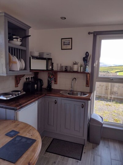 Cosy Hill Top Hut,  Sleeps 2, with Fantastic mountain Views. Near Bala, Gwynedd
