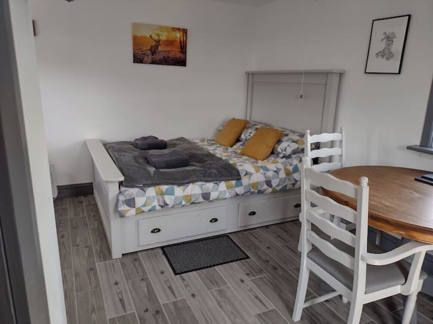 1 bedroom, bed sheets