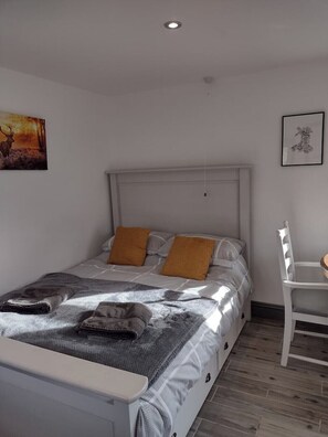 1 bedroom, bed sheets
