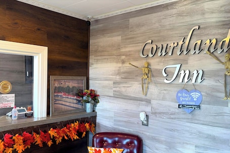Reception. Courtland Inn By Townhouse Franklin VA US 58