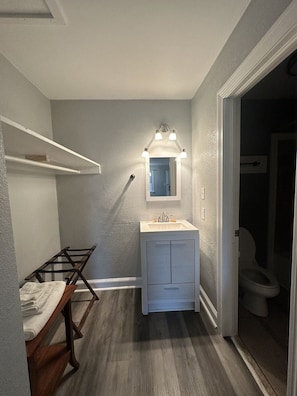 Habitación, 2 camas matrimoniales, para no fumadores | Baño | Amenidades de baño gratuitas y toallas