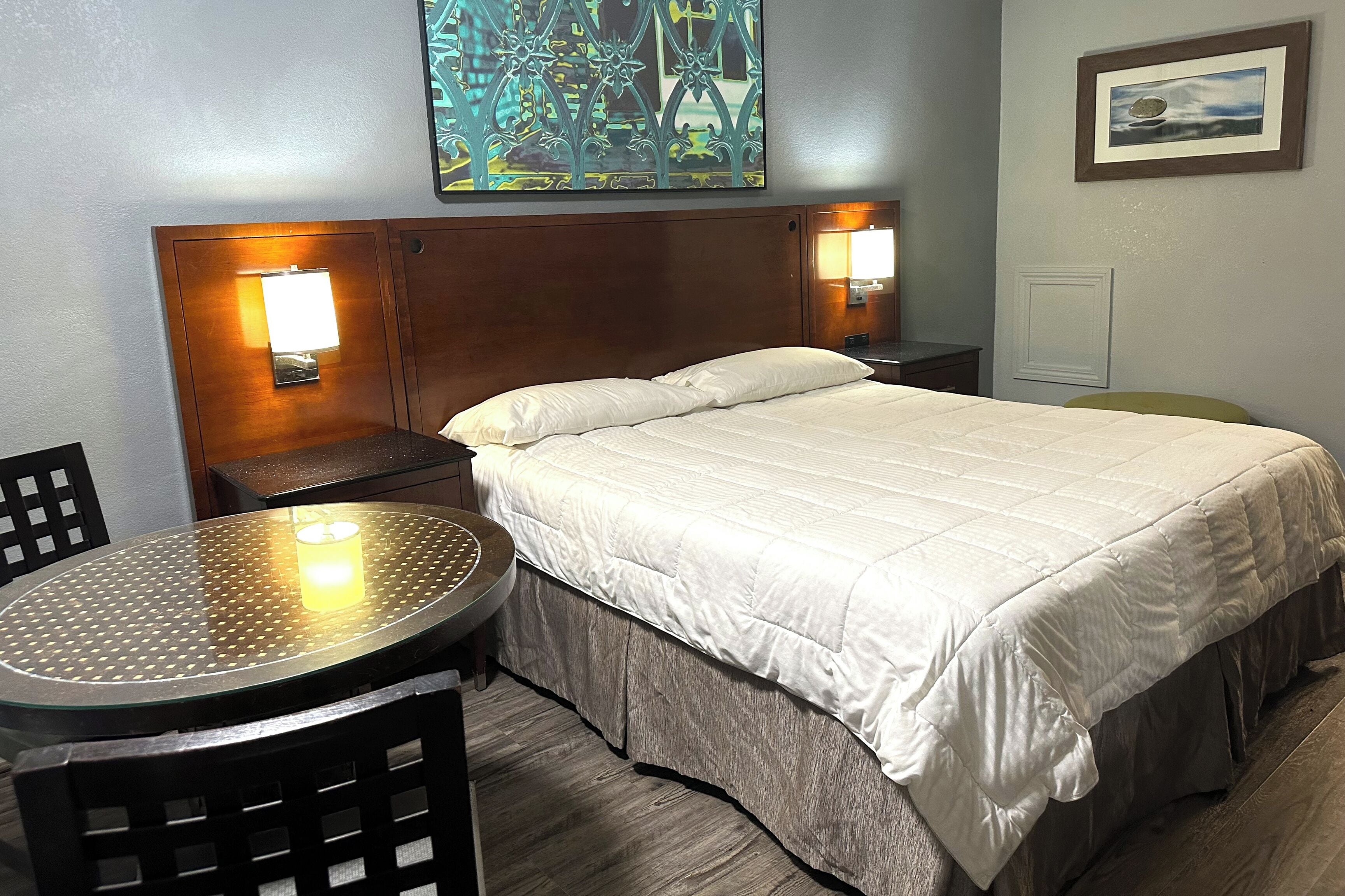 客房, 1 张特大床, 无烟房 | 客房内保险箱、办公桌、免费 WiFi、床单