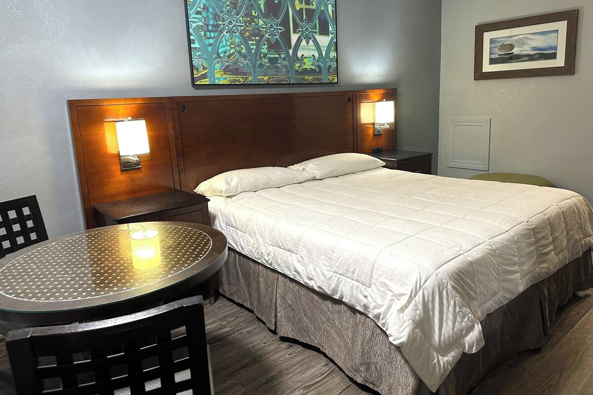 Room, 1 King Bed, Non Smoking | In-room safe, desk, WiFi (free), bed sheets