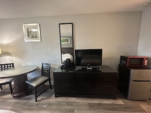 Room, 1 King Bed, Non Smoking | In-room safe, desk, free WiFi, bed sheets