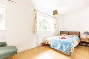 3 bedrooms, iron/ironing board, WiFi, bed sheets