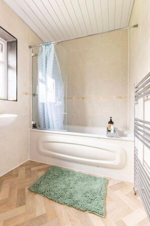 Haartrockner, Bidet, Handtücher, Seife
