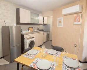 Réfrigérateur, four à micro-ondes, un four, surface de cuisson