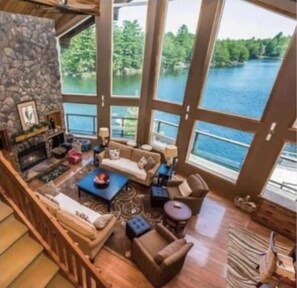 TV connectée, cheminée, livres