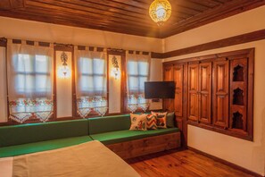 Habitació estàndard | Roba de llit d'alta qualitat, decoració individual i escriptori