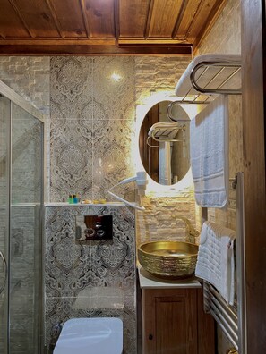 Camera panoramica | Bagno | Doccia, asciugacapelli, accappatoio, asciugamani