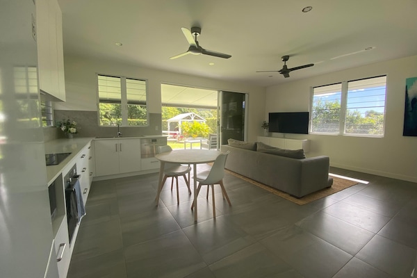 Deluxe Apartment | Living area | Flat-screen TV