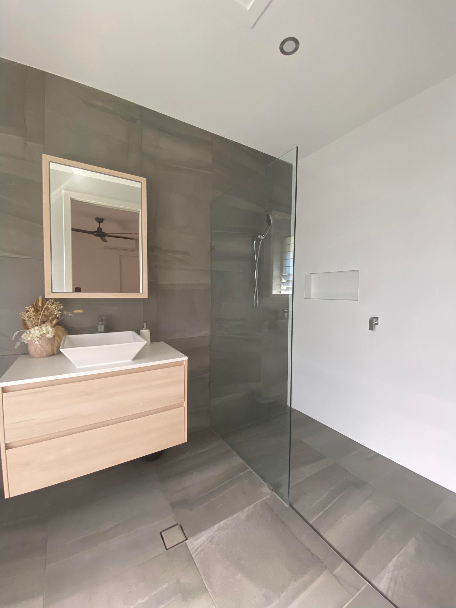 Deluxe-Apartment | Badezimmer | Dusche, Haartrockner, Bademäntel, Handtücher