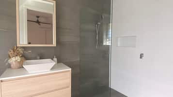 Deluxe-Apartment | Badezimmer | Dusche, Haartrockner, Bademäntel, Handtücher