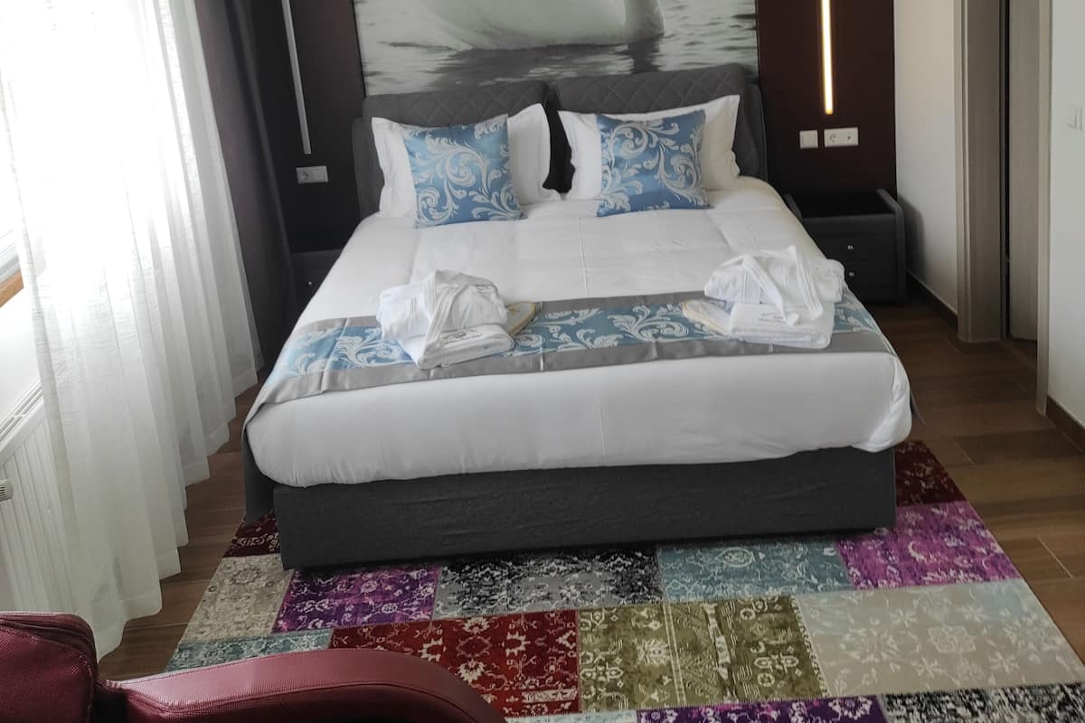 Deluxe Room | Individually furnished, desk, laptop workspace, soundproofing