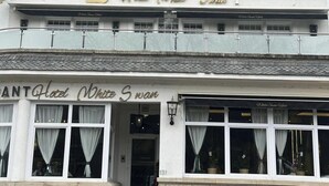 A two-story building with a sign reading "Hotel White Swan". - Hotel white swan (Wormeldange)