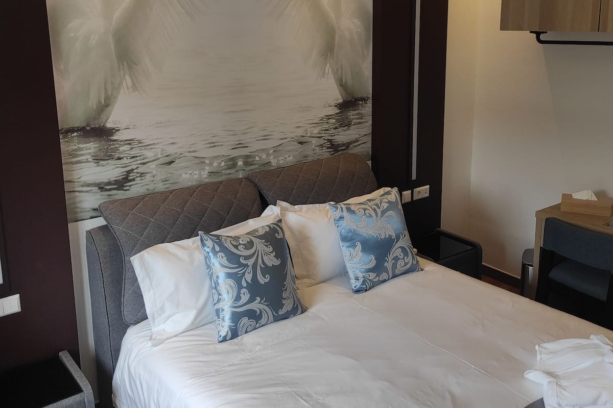 Deluxe Room | Individually furnished, desk, laptop workspace, soundproofing