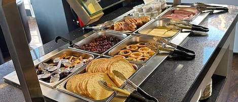 Desayuno buffet diario (EUR 15 por persona)