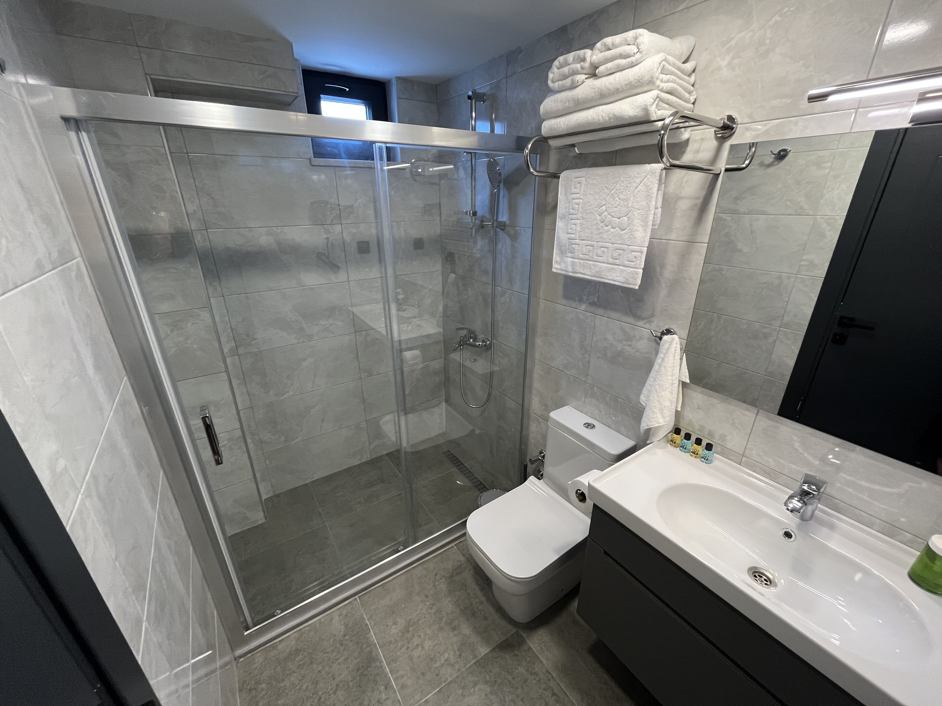 Economy driepersoonskamer | Badkamer