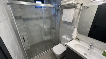 Economy driepersoonskamer | Badkamer