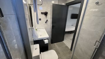 Economy Triple Room, Basement | Bad