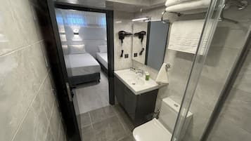 Economy Twin Room, Basement | Salle de bain