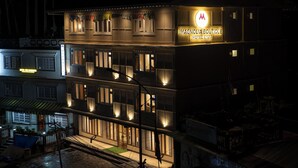 Ein mehrstöckiges Hotel mit einer auffälligen Beschilderung für 'IMAGNOLIA BOUTIQUE HOTEL & SPA'.