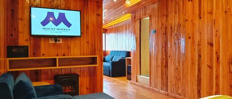 Soundproofing, free WiFi, bed sheets