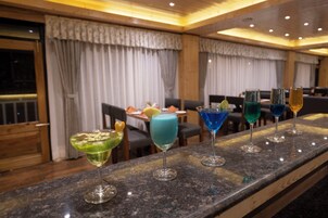 Café da manhã com buffet todos os dias (INR 300 por pessoa) 