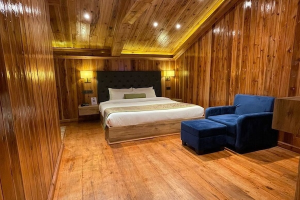 Attic Suite with Balcony | 1 bedroom, soundproofing, free WiFi, bed sheets