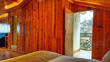 Attic Suite with Balcony | Soundproofing, free WiFi, bed sheets