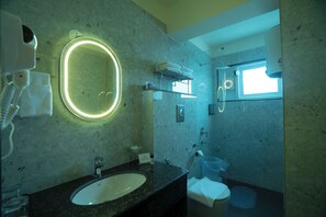 Hydromassage showerhead, free toiletries, hair dryer, slippers - Mount Magnolia Boutique Hotel & Spa (Geyzing)