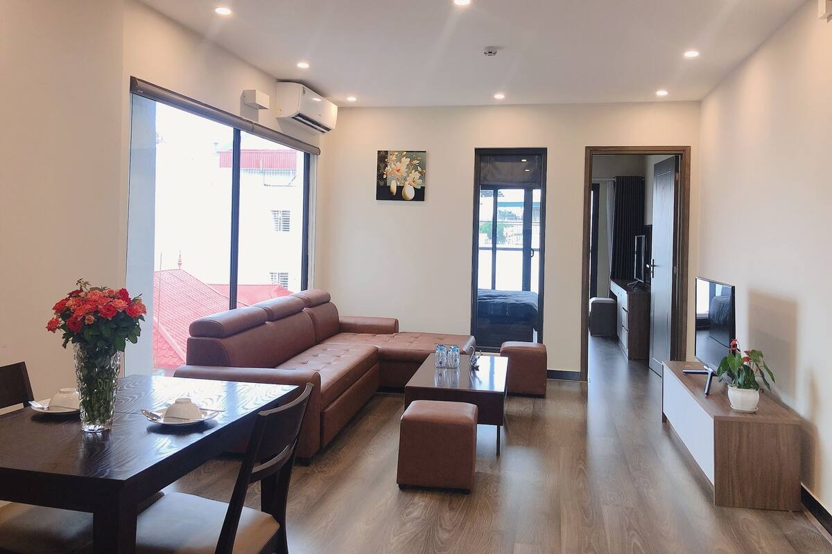 Basic-Apartment | Wohnbereich | 43-Zoll-Smart-TV mit Digitalempfang, Fernseher