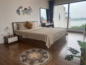 Premium bedding, desk, free WiFi, bed sheets - ParadiseHome Luxury Apartment Nhat Chieu (Hanoi)