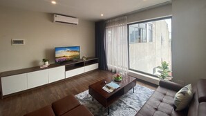 Departamento romántico | Sala de estar | Smart TV de 43 pulgadas con canales digitales y televisión 