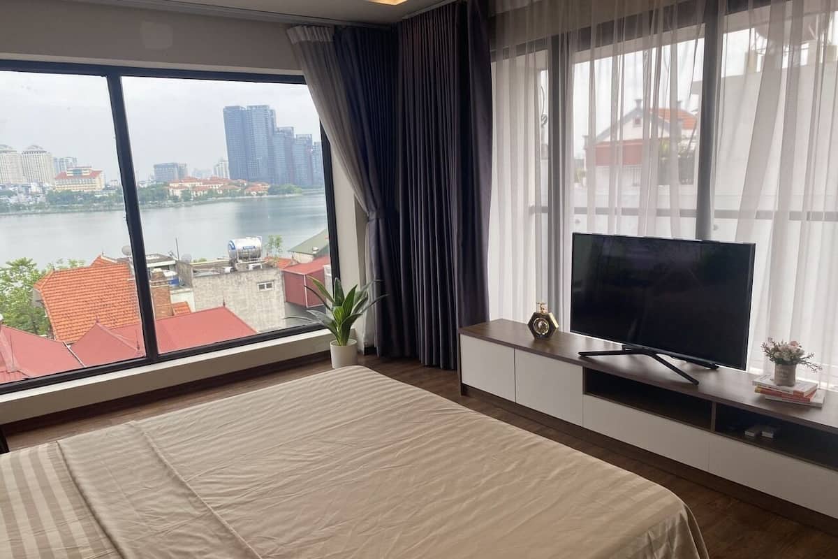 1 bedroom, premium bedding, desk, free WiFi