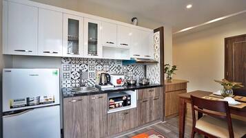 Deluxe Apartment | Private kitchen | Fridge, microwave, stovetop, rice cooker