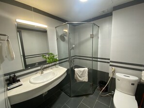 Regadera con hidromasaje, bidet, toallas, papel de baño 