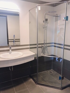Apartamento básico | Banheiro | Ducha de hidromassagem, bidê, toalhas de banho, papel higiênico