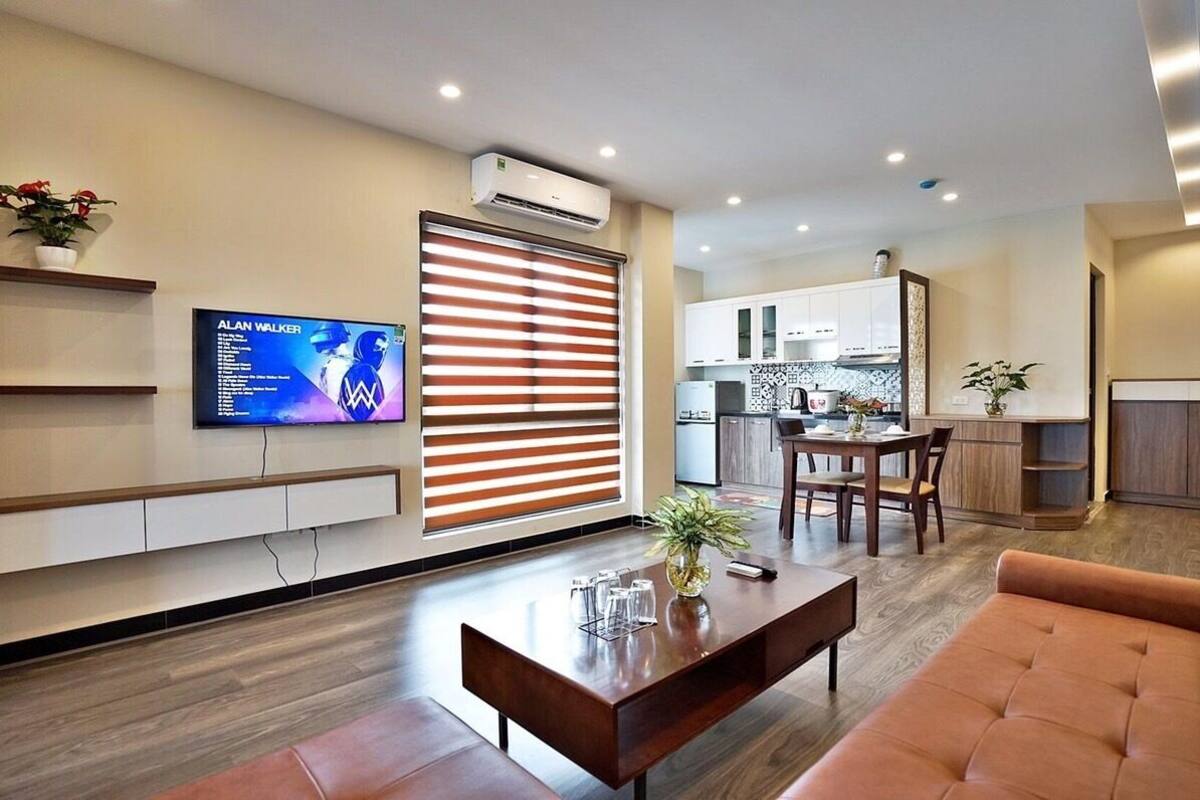 Deluxe-Apartment | Wohnbereich | 43-Zoll-Smart-TV mit Digitalempfang, Fernseher
