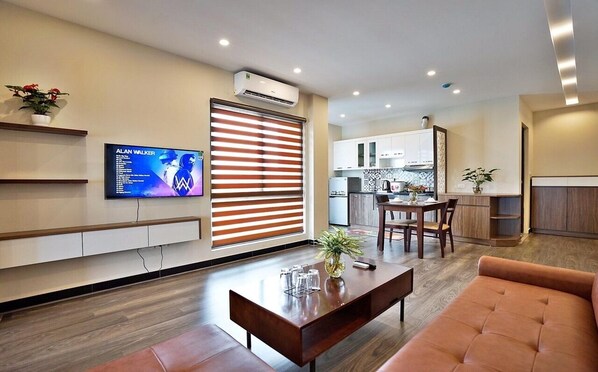 Departamento Deluxe | Área de sala de estar | Smart TV de 43 pulgadas con canales digitales y televisión 