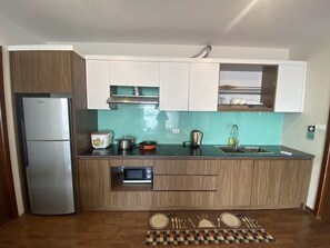 Fridge, microwave, stovetop, rice cooker - ParadiseHome Luxury Apartment Nhat Chieu (Hanoi)